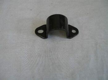 Скоба втулки стабилизатора переднего (ЦС) Оригинал 1064000095